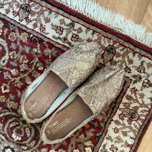 NWT Toms Gold Glitter  size 9